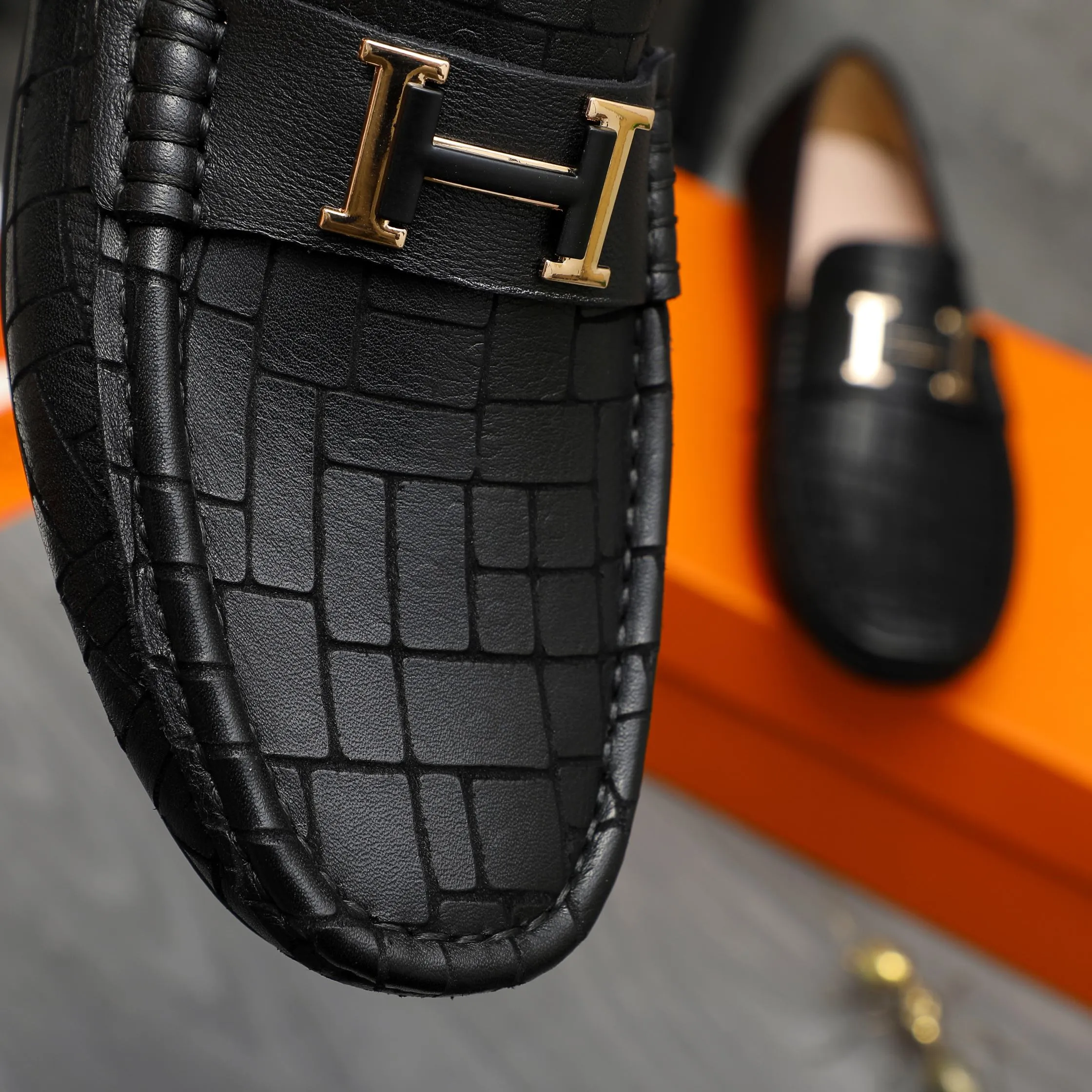 P380 Product trademark: HERMES "Hermes" casual slip-on men's shoes Regular size: 38-45 Product material: Selected embossed cowhide upper, sheepskin lining, rubber outsole